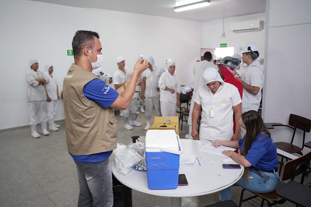 Equipe de Vigilância em Saúde realiza vacinação em frigorífico com mais de 900 colaboradores - Gente de Opinião