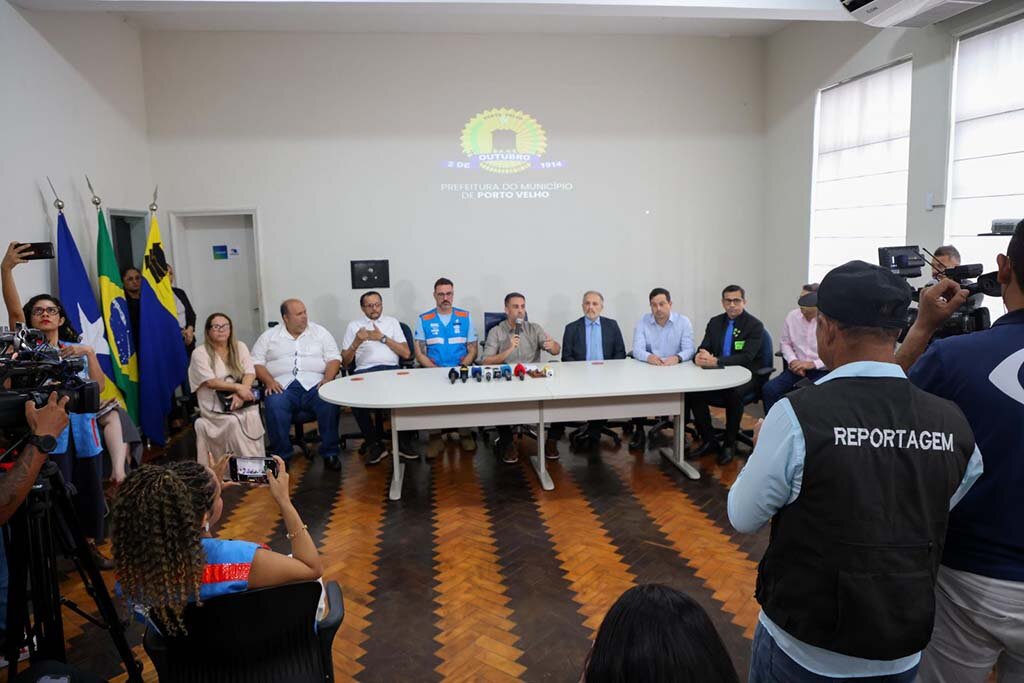 Prefeito apresentou à imprensa os 12 profissionais de diversas áreas que realizarão, pelos próximos dias, o levantamento situacional do município - Gente de Opinião