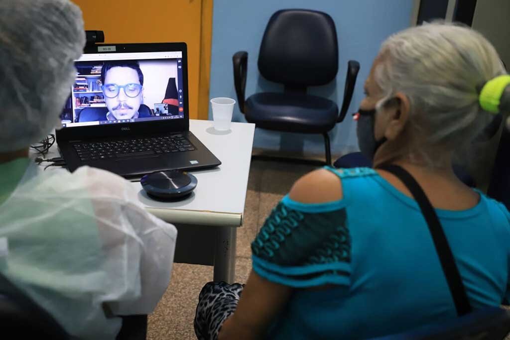 Ao lado do paciente fica um clínico geral, e do outro lado da tela, de forma online e ao vivo, um especialista, que dá apoio ao diagnóstico e tratamento - Gente de Opinião