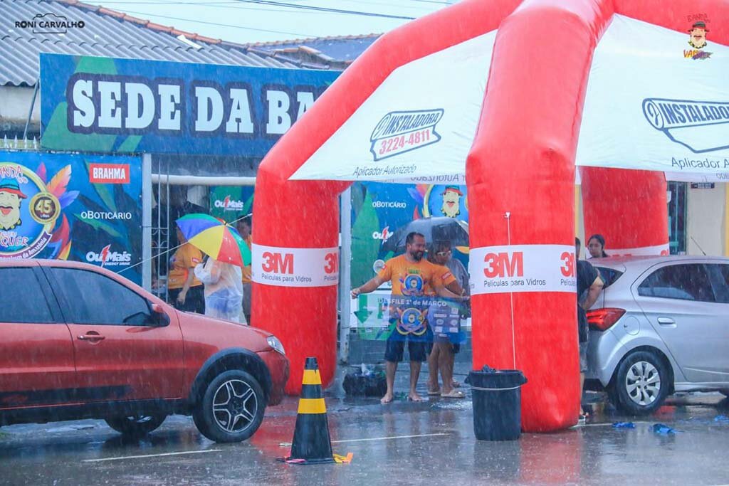 Banda é a Banda: mesmo com chuva, os foliões compareceram em massa no adesivaço - Gente de Opinião