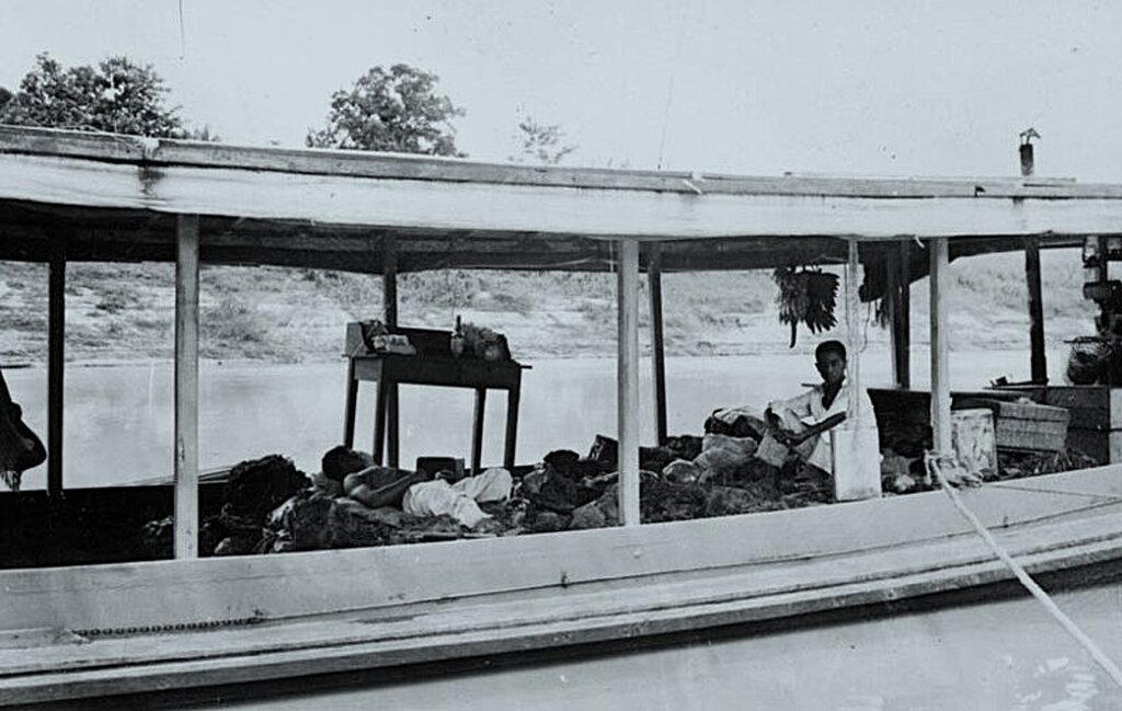 Batelão cheio de borracha; no Acre, século passado (Foto Acervo Biblioteca IBGE)  - Gente de Opinião