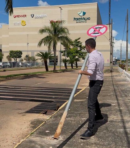 Prefeito anunciou a medida retirando a placa que proibia o estacionamento na via - Gente de Opinião