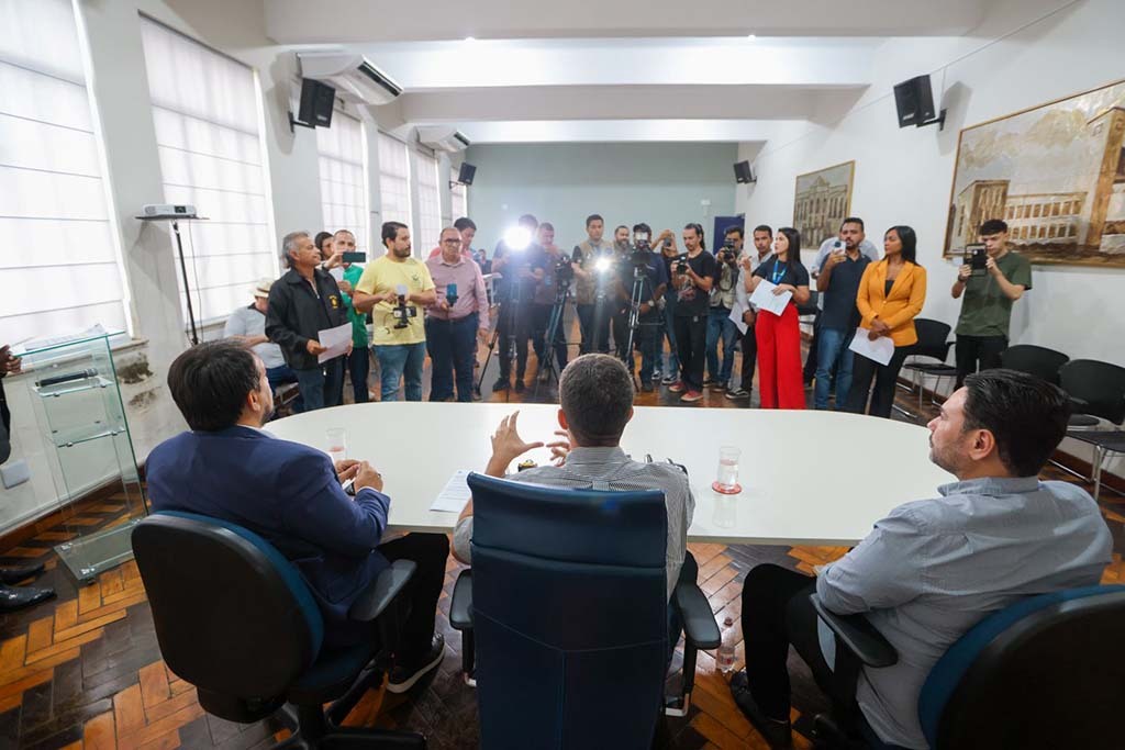 Prefeito falou com a imprensa sobre o processo de contratação - Gente de Opinião