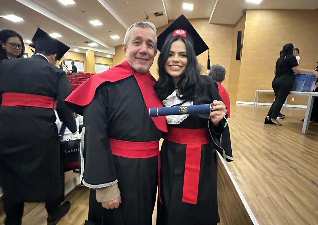 Prof. homenageado como patrono da turma, Dr. David Alves Moreira, e a acadêmica Marina dos Santos. - Gente de Opinião