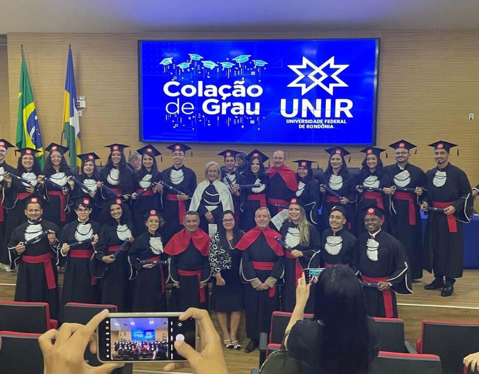 Foto final do evento com destaque para a Reitora Dr.ª Marília Pimentel, o desembargador e prof. Me. Rooselvet Queiroz Costa, o patrono da turma Dr. David Alves Moreira e os professores Dr.ª Rosalina Alves Nantes e Dr. Sebastião Araújo Nery. - Gente de Opinião