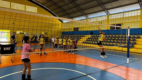 Programa Construindo Campeões atende mais de 100 alunos na modalidade de voleibol em Porto Velho