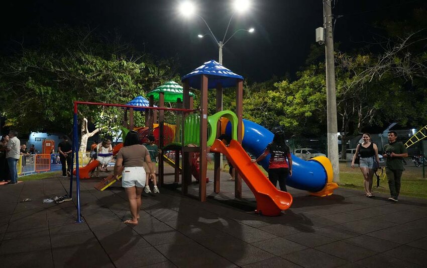 Prefeitura entrega área renovada na Praça Aluízio Ferreira