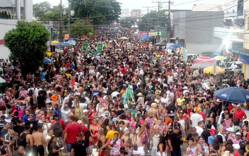 Banda do Vai Quem Quer arrasta uma multidão de foliões
