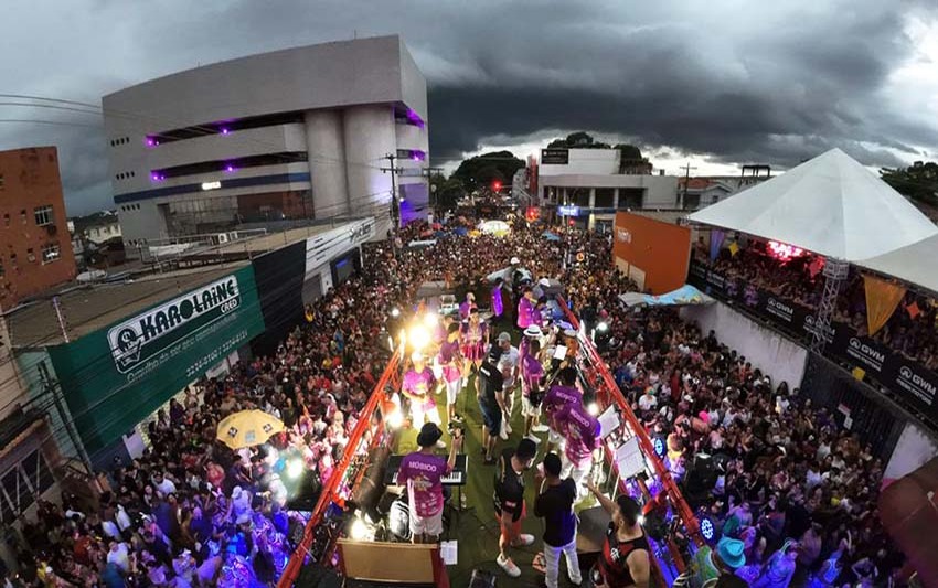 Chuva forte não impede de a Banda do Vai Quem Quer reunir mais de 200 mil foliões