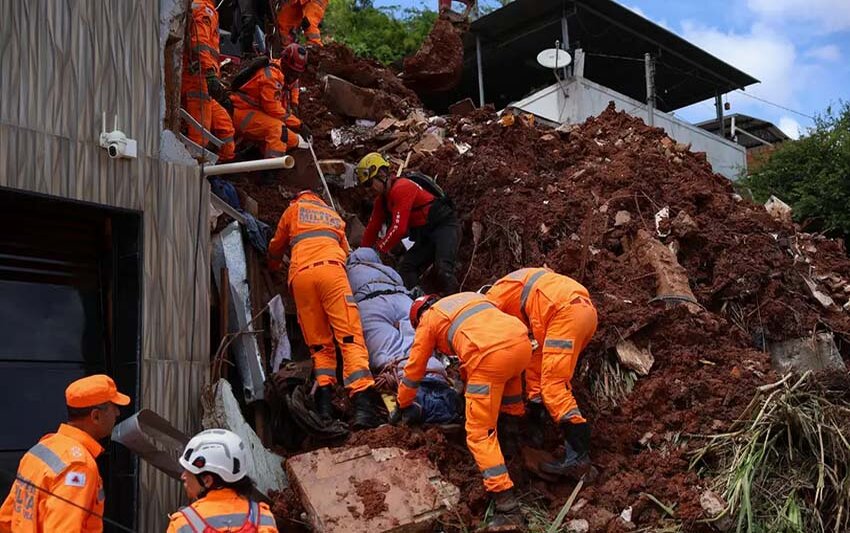 Chuva mata 55 pessoas e mobiliza oito frentes de resgate em Minas Gerais