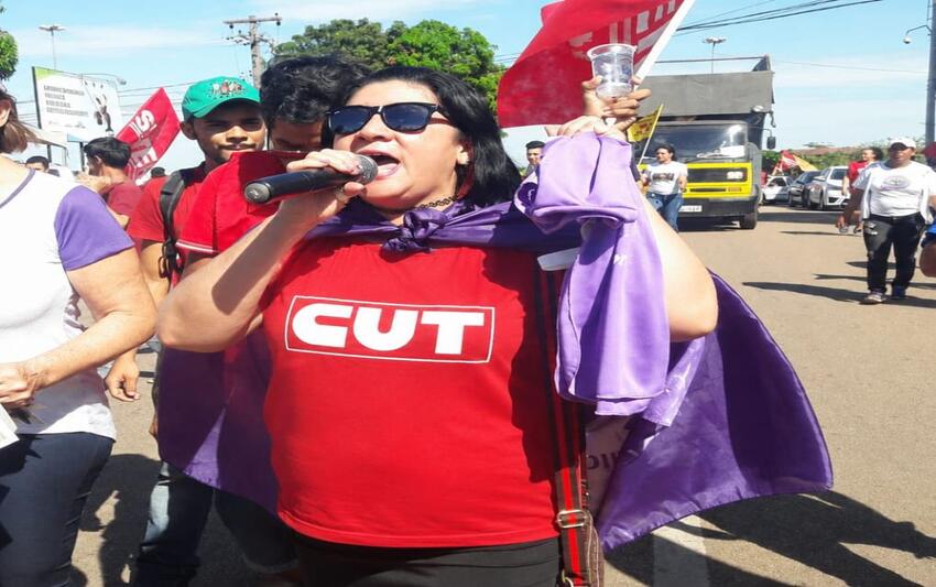 Giovana Barros entrega a Expedito Neto documento contra privatização da CAERD